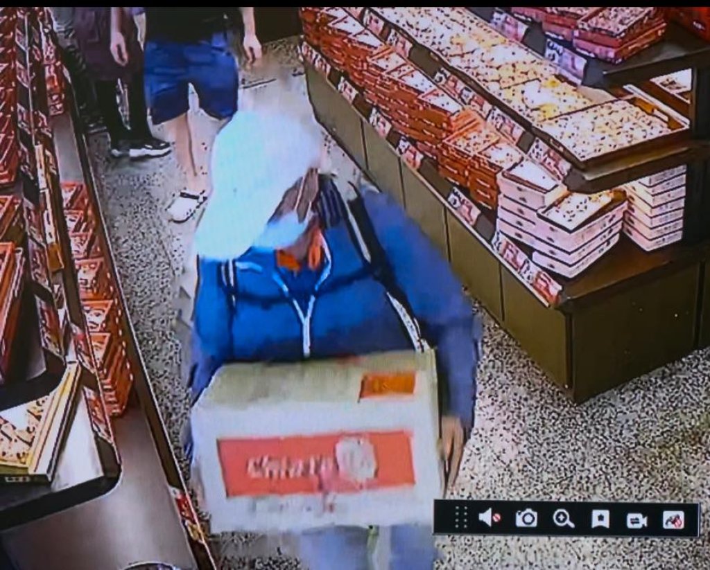 「白帽阿北」趁亂抱走整箱鳳梨酥　名店佳德幽默PO文協尋網友讚爆 