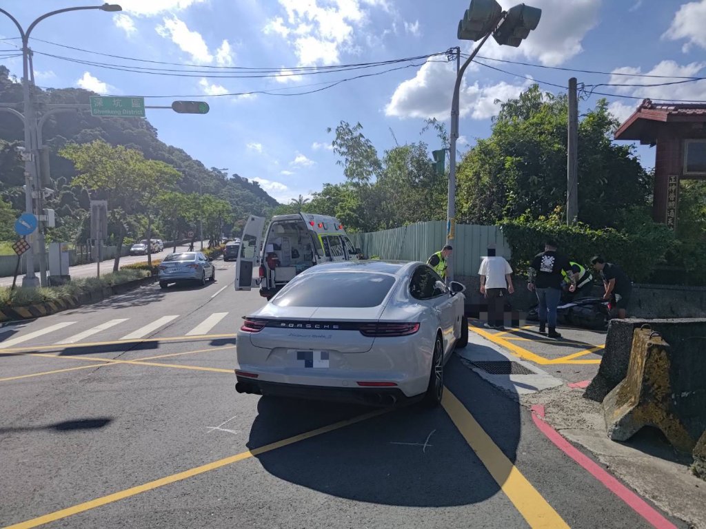 石碇死亡車禍！保時捷右轉擦撞同向雙載機車　後座女乘客撞燈桿不治