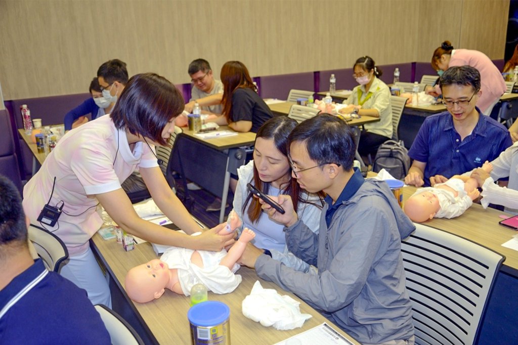 彰基華仁愛產後護理之家周年慶 新手父母逛市集、學包尿布