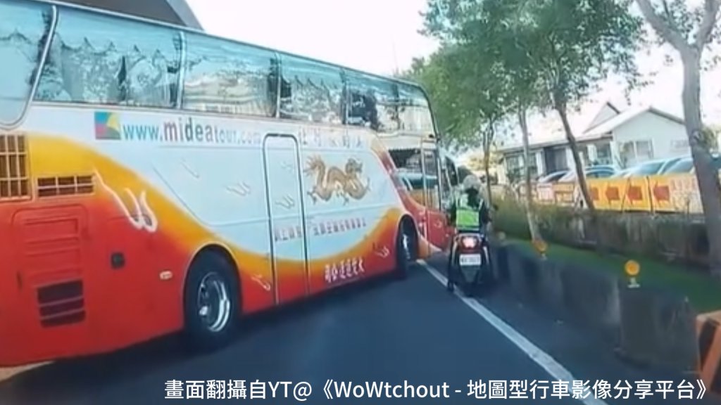 女警視角曝光！遊覽車壯圍迴轉未禮讓　直行女警急煞避「夾殺」