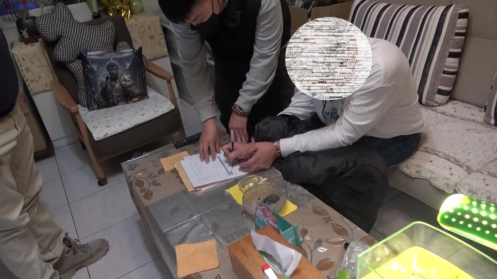 膛炸槍也不丟！中警追緝毒販 驚見「槍手」兼藥頭