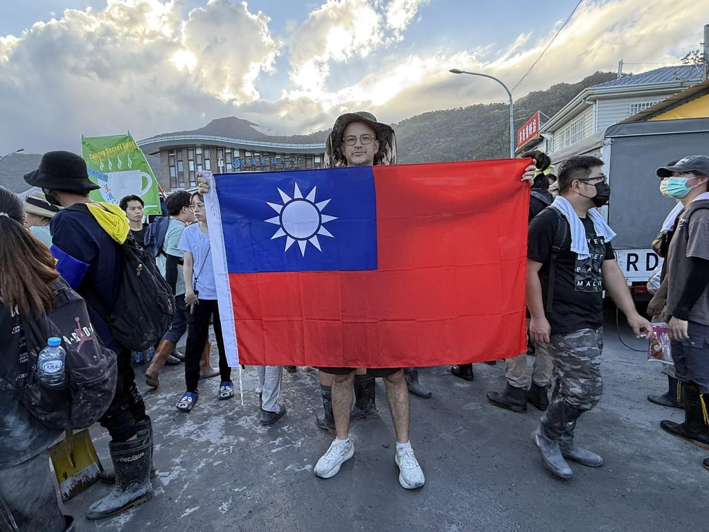 吳鳳花蓮救災舉國旗慶雙十！「台灣值得好好照顧珍惜」