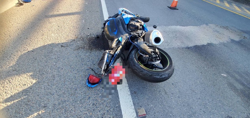 更新/台64慘劇! 重機撞護欄「人飛10公尺墜橋」 22歲騎士搶救不治