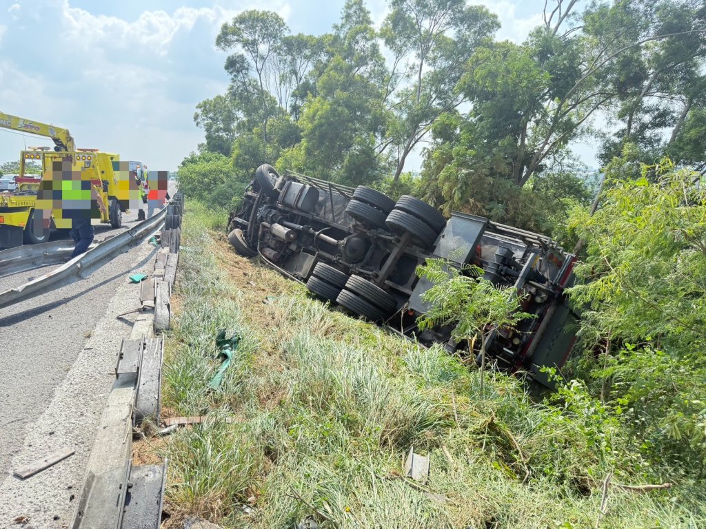  國道1號大貨車翻覆邊坡！　消防隊員救出受傷駕駛送醫