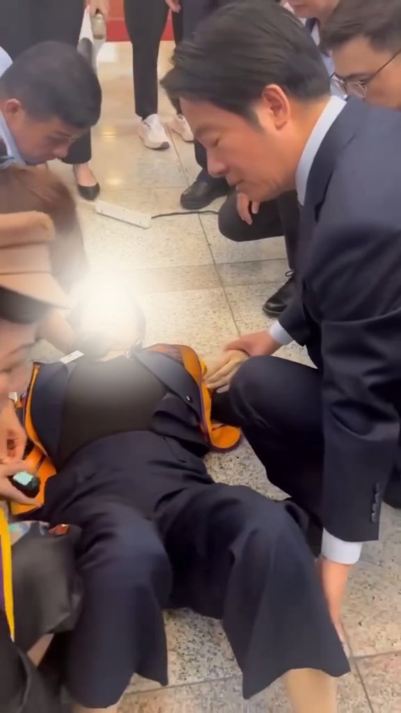 「獅姐」參觀總統府合照突昏倒　賴清德化身「賴醫師」半跪施救