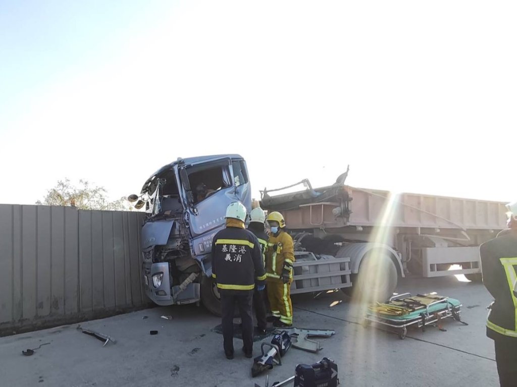 台北港曳引車追尾曳引車　駕駛夾困警消破壞車體救出