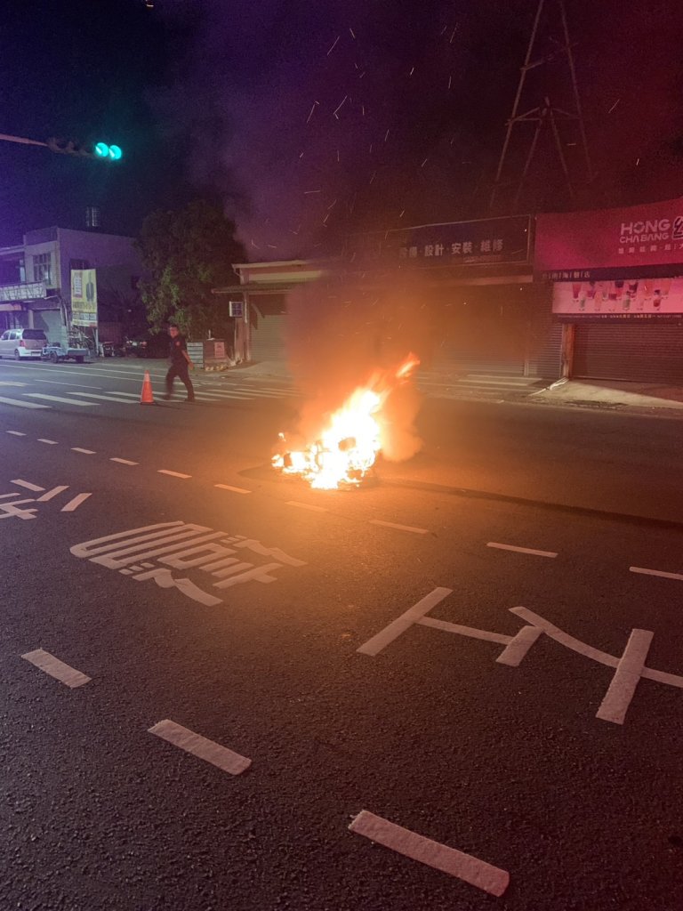 台南女酒駕摔車！機車瞬間變火球　遭烈焰吞噬畫面曝