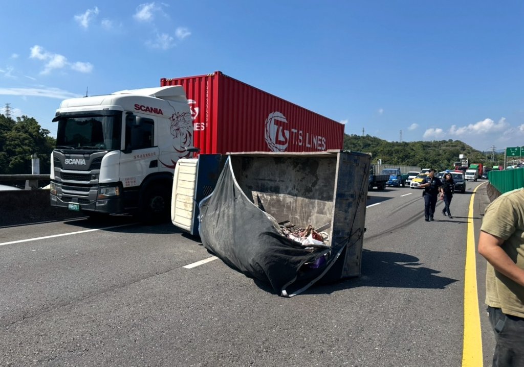 台62線小貨車離前面太近　急煞失控翻覆還是撞上了...