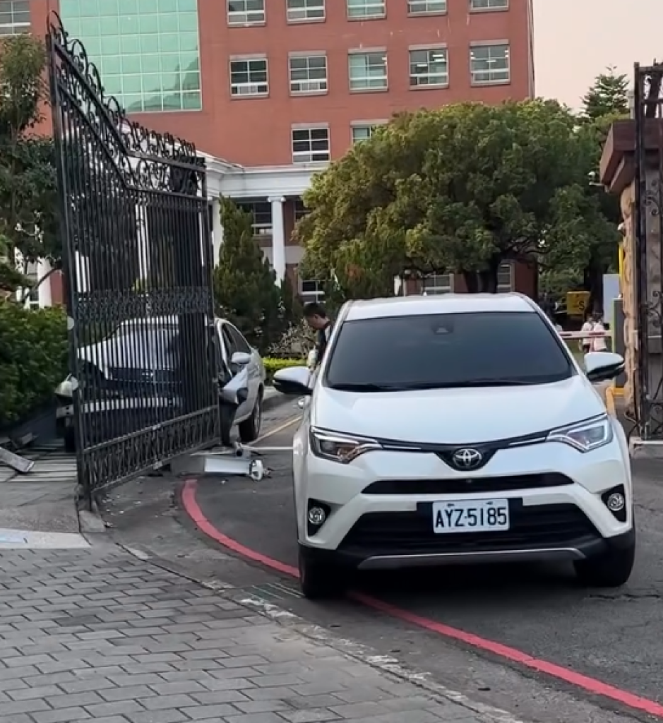 教職員誤踩油門肇事！亞大校門口追撞車禍　兩車及學校鐵門、監視器毀損