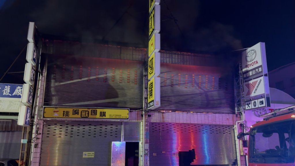快訊／台南仁德鐵皮建物火警！惡火延燒　消防射水搶救