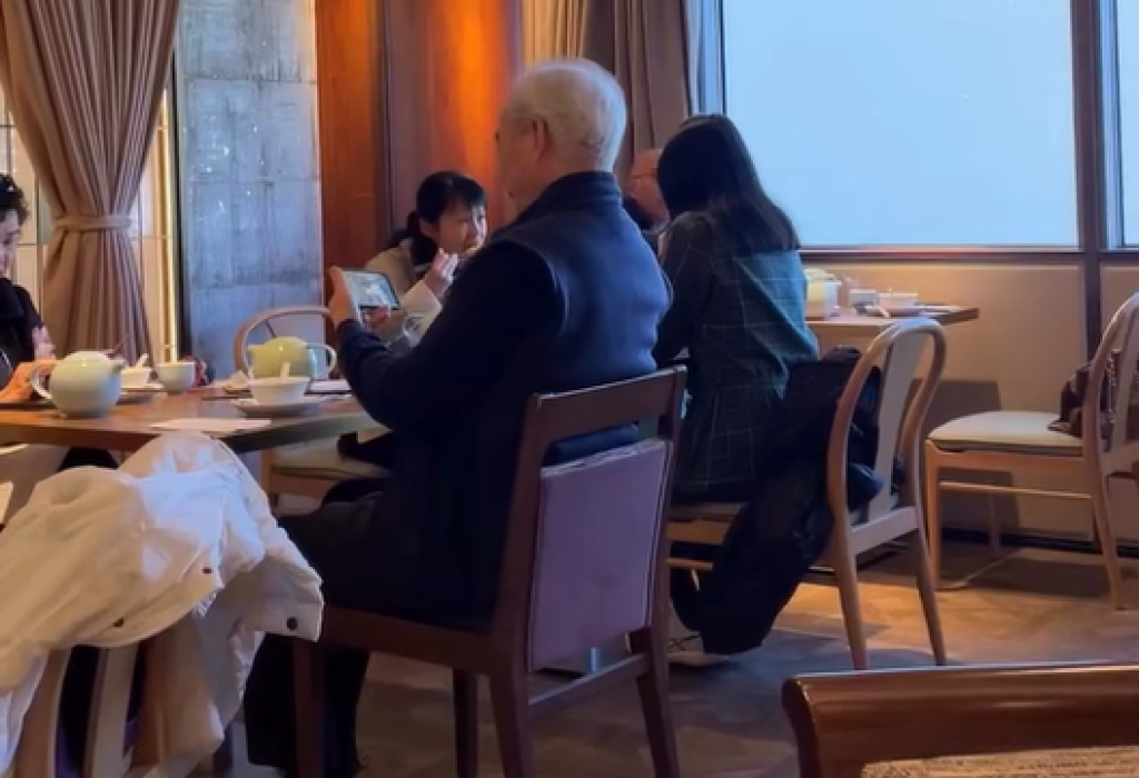 阿伯茶餐廳用餐手機看AV！無懼老婆坐對面「女優騎乘位上下狂搖」　網友神出番號是田中寧寧