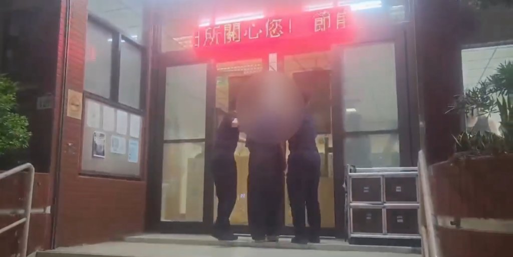 鳳山超商驚見「不死鬼」  6旬翁疑偷拍女子胸部 警當場查獲影像依法送辦