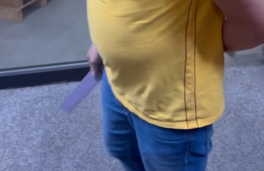 (更新)影／差點被砍！移三角錐臨停門口旁　店家氣炸亮菜刀爆糾紛