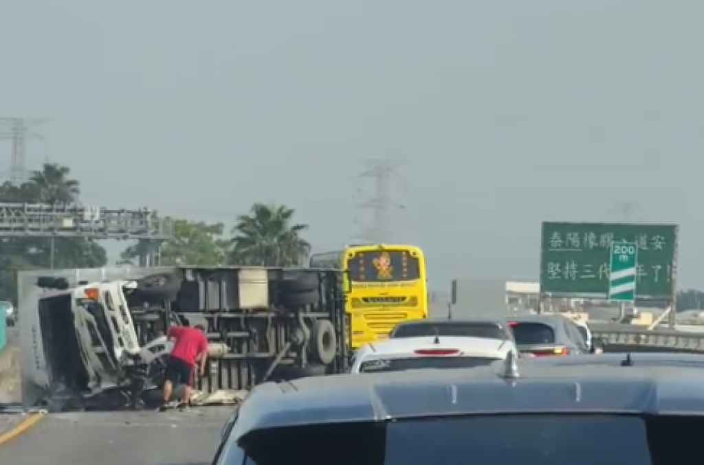 國道3號兩貨車相撞！ 大貨車翻覆小貨車撞爛 