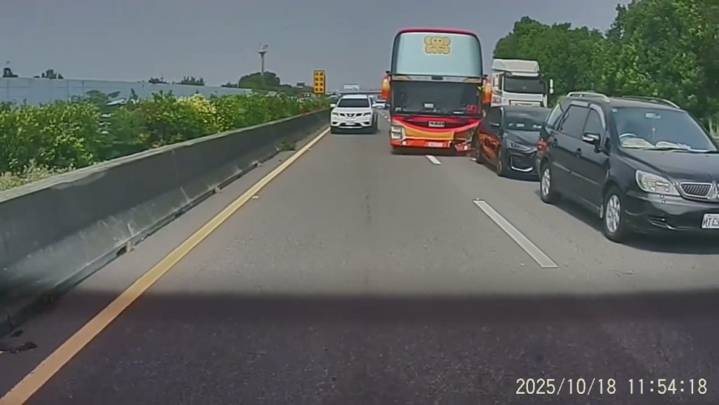 影／國道塞車減速！遊覽車沒煞住連撞前車2次　目擊駕駛：車速再快一點就連環車禍了