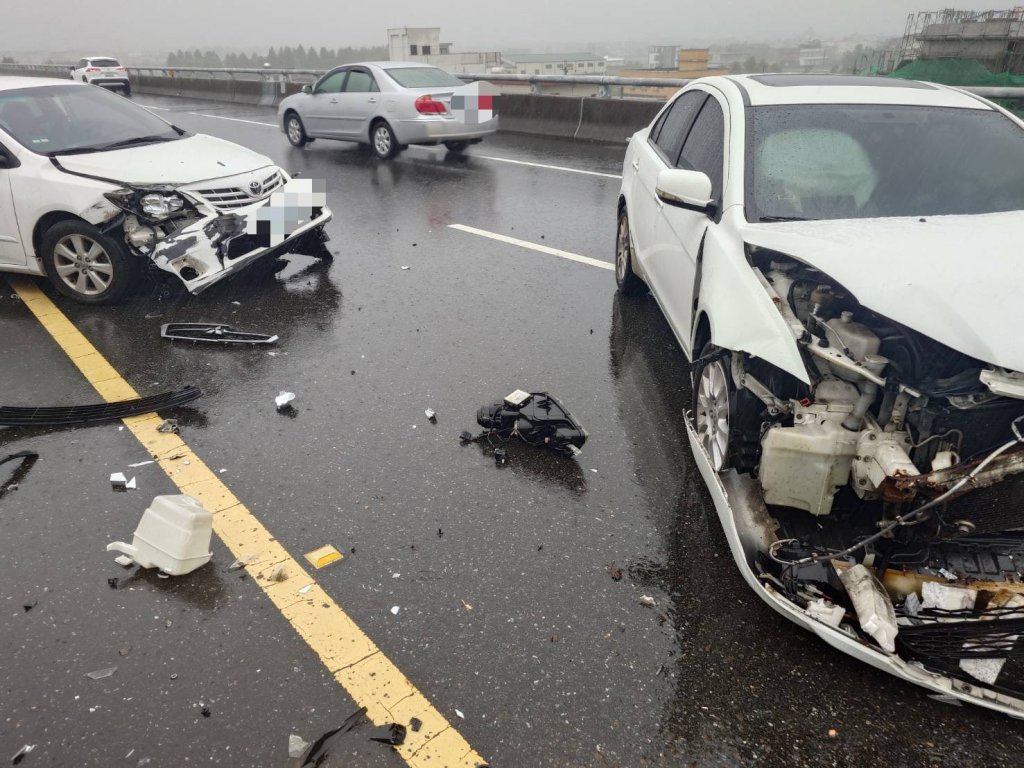 「水漂效應」釀禍！國道5號女撞護欄滑內側車道釀追撞