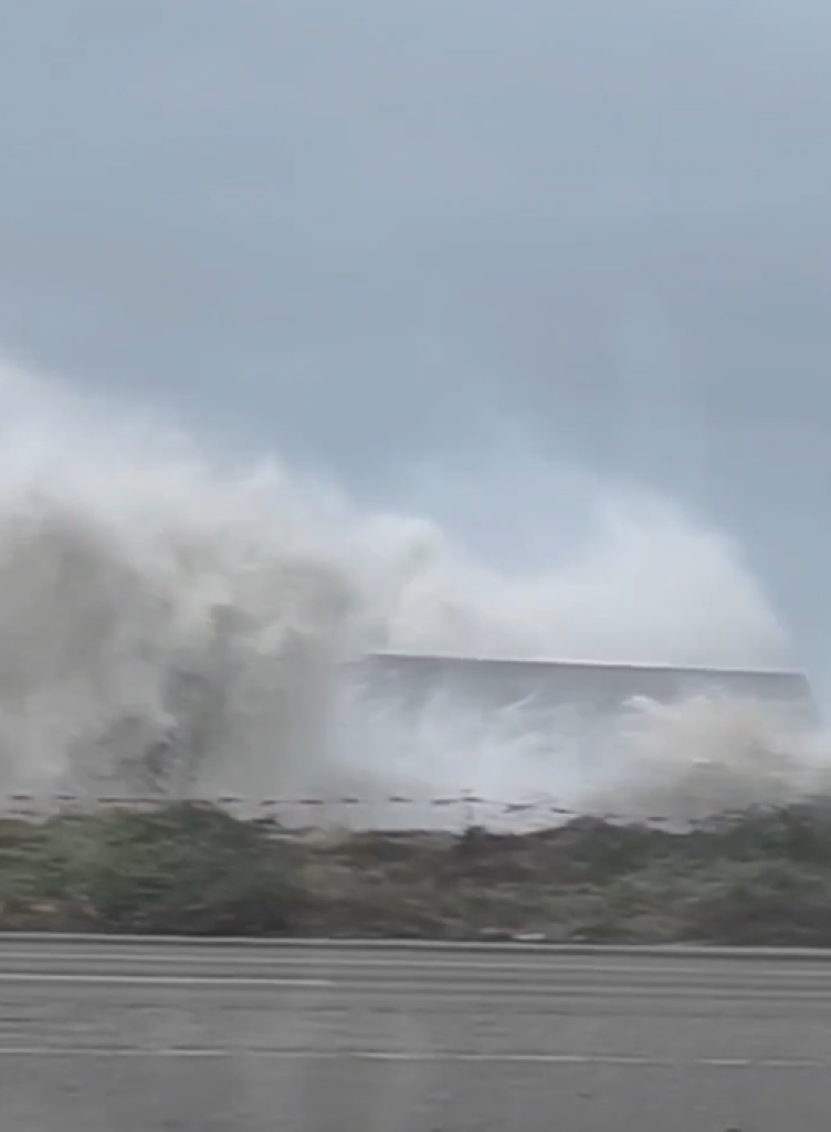 台中港堤防遭風浪打出「大破口」！　廠商急赴現場戒備搶修
