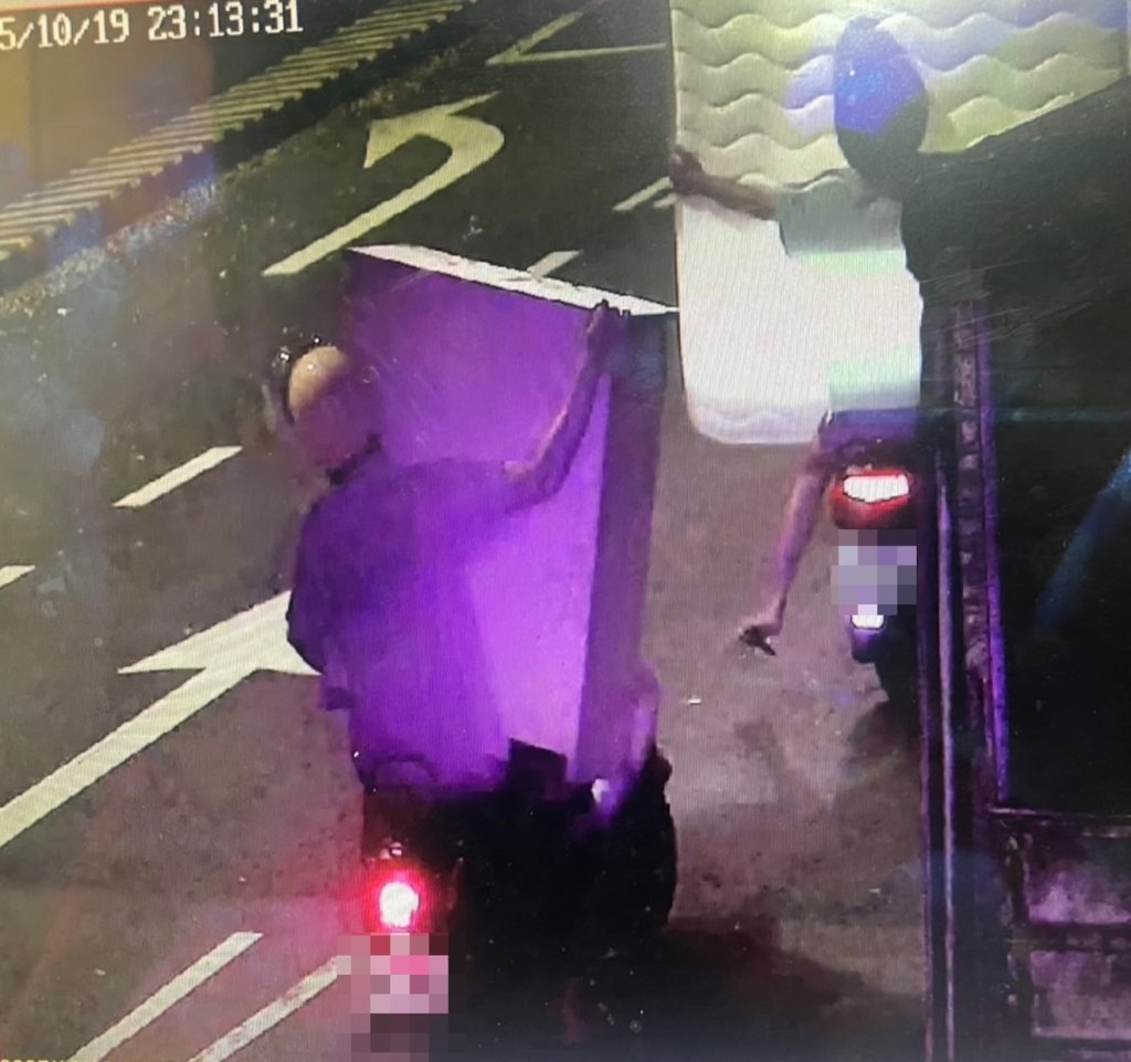 影/超猛搬家法! 高雄有騎士載整張床墊及櫃子上路 