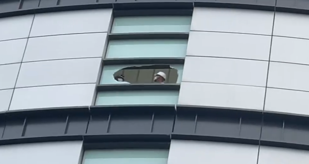 疑遭狂風吹異物砸破！ 　台中新光三越百貨8樓玻璃破一個大洞