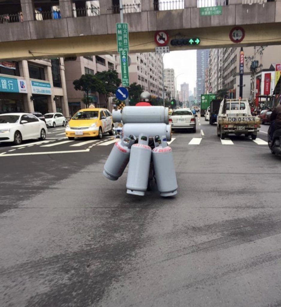新北街頭驚見「鋼鐵人送瓦斯」！騎士背滿鋼瓶壓馬路