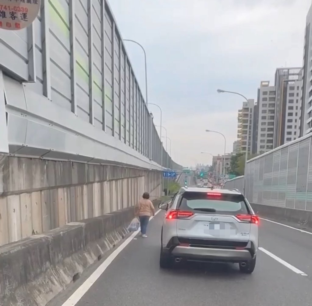 行人誤闖! 國一南下九如出口  婦竟在車陣中散步 警:最高罰6千
