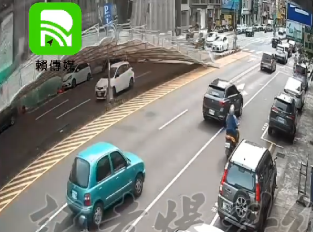  台中強風吹倒鷹架！　壓中1輛汽車1名機車騎士手腳擦挫傷