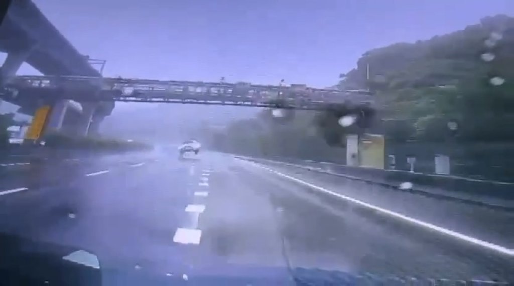 影／國道大雨打水漂！賓士失控自撞中央分隔島　「空翻4圈」掉到路肩　