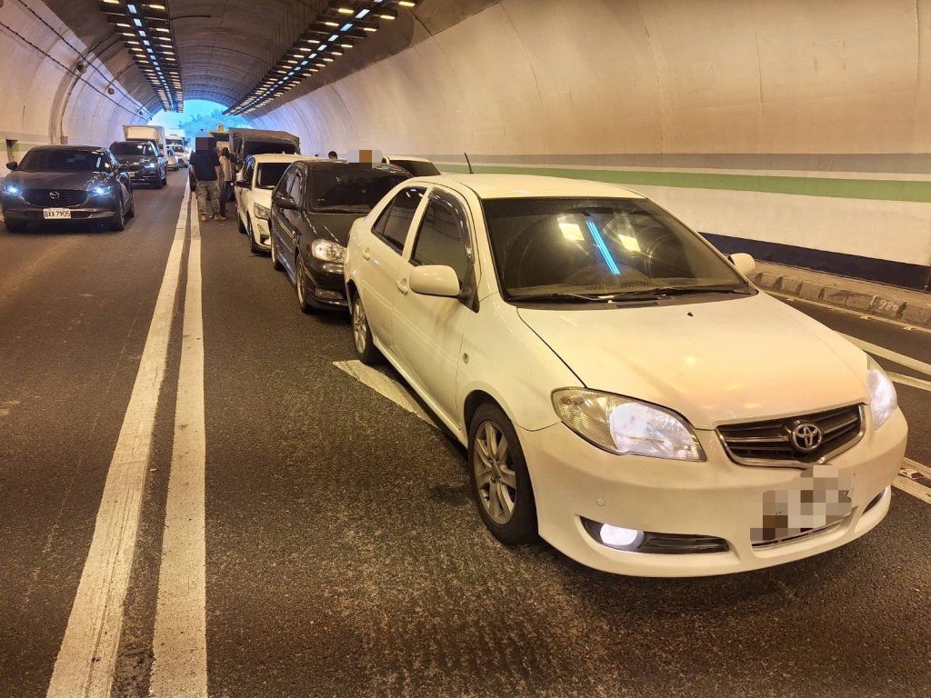 中寮隧道驚連環追撞！8車追尾塞爆國道