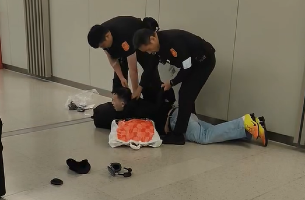 影／搭機喝醉！男乘客大鬧桃園機場　「抽菸罵航警」被壓制帶走