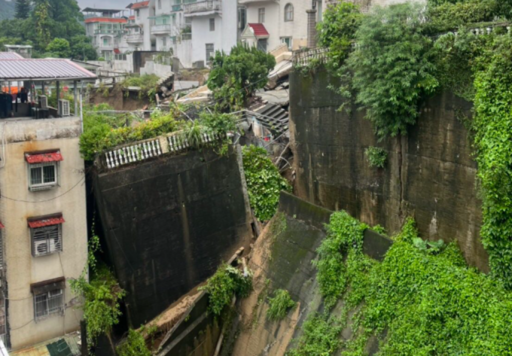 影/居民PO現場驚險影片!新北新店錦秀路擋土牆崩落 土石滑落91人連夜撤離