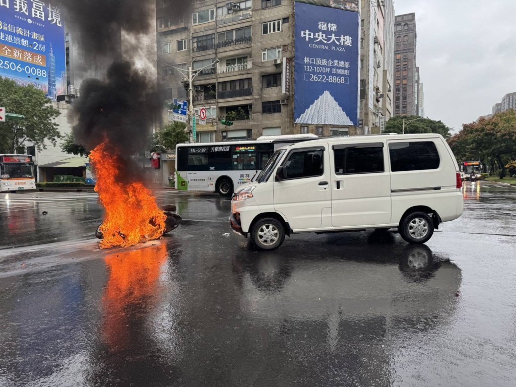 火燒車畫面曝光!台北街頭廂型車機車相撞 機車起火女騎士受傷