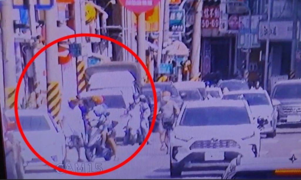 街頭疑亮刀!高雄黃車男嗆聲 聽見「報警」秒落跑