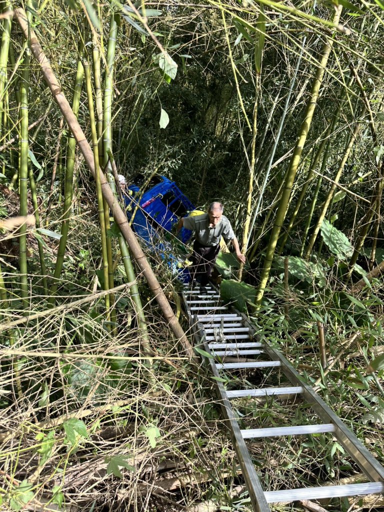 竹山小貨車衝入山谷竹林 車內7旬老夫妻受傷