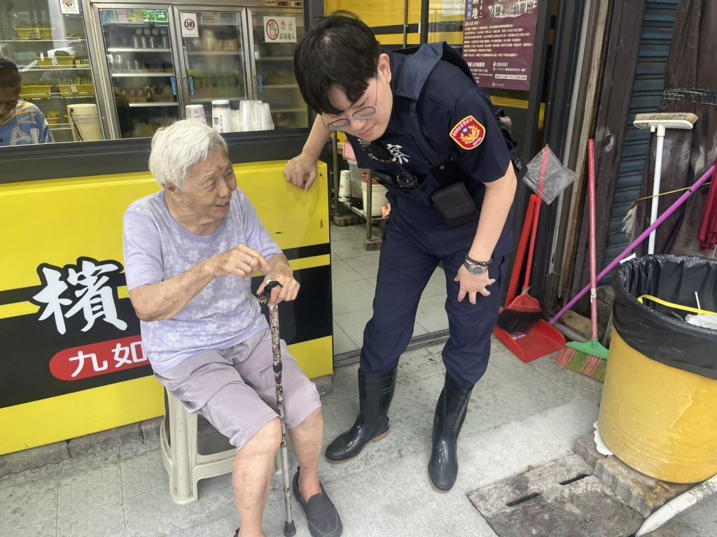 高雄九旬嬤烈陽下迷路!拐杖貼電話救一命 警秒Call兒子護送