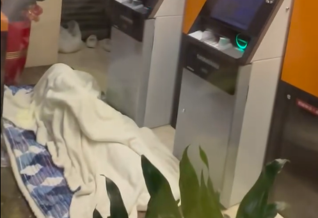 影/霸佔銀行ATM!反鎖後鋪墊子「蓋棉被爽吹冷氣睡覺」 路過民眾看傻