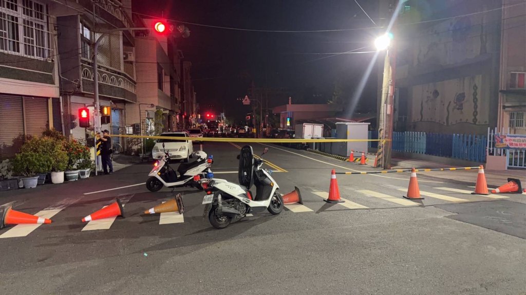 影/高雄驚險一瞬!貨車勾線扯倒電桿 砸中自車 附近一度停電