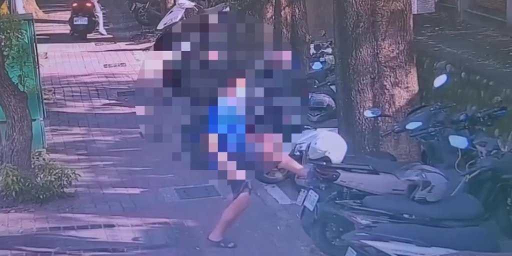 氣什麼?高雄楠梓男情緒爆走!用腳踹又徒手連推20台機車倒成骨牌