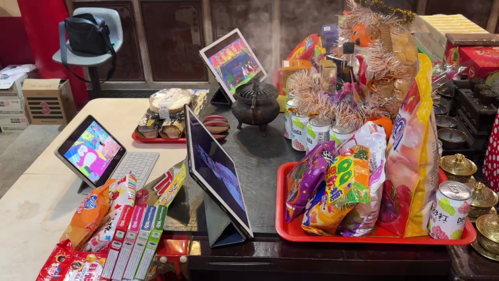 有片/太子爺慶生開趴!猛看3螢幕...連「這卡通」都不放過 信眾笑:有繳版權嗎?