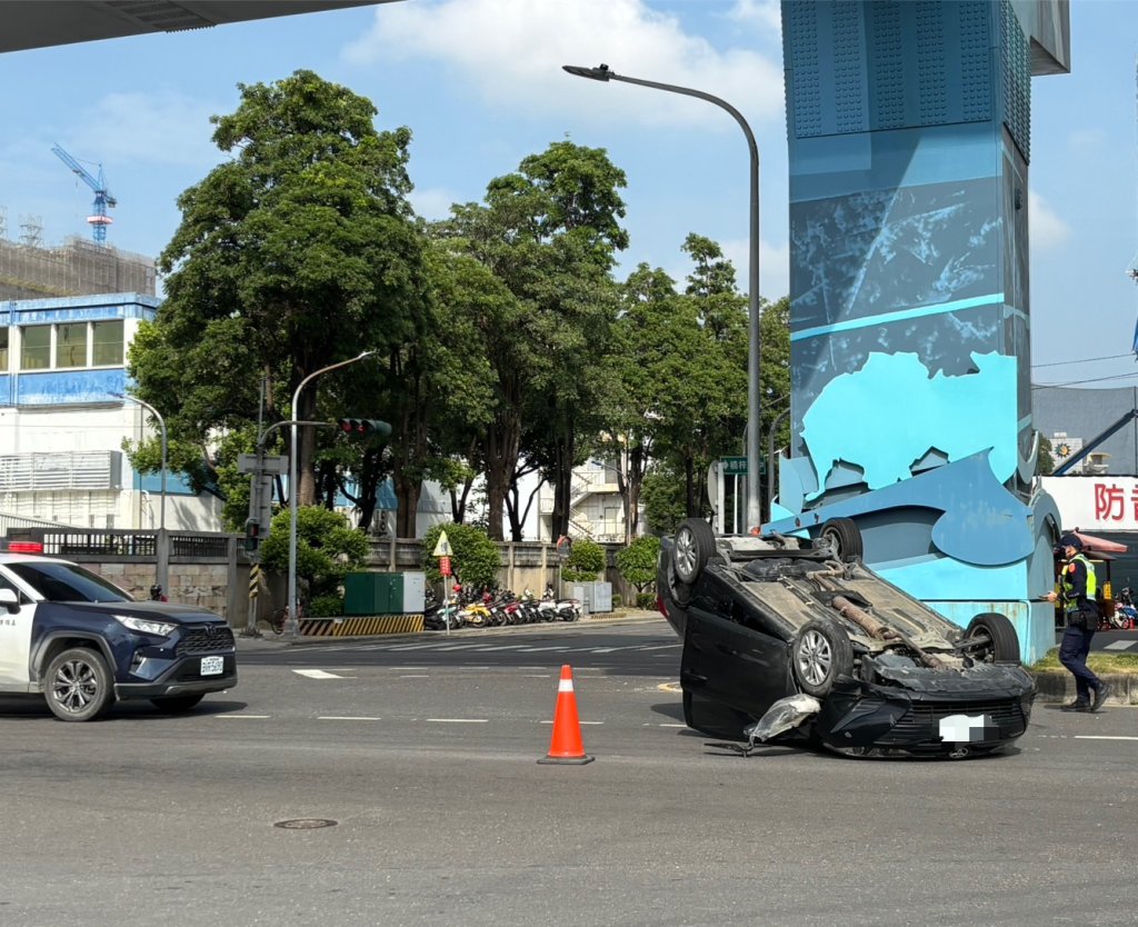 高雄21歲女「衝撞分隔島」!自小客翻覆慘況曝