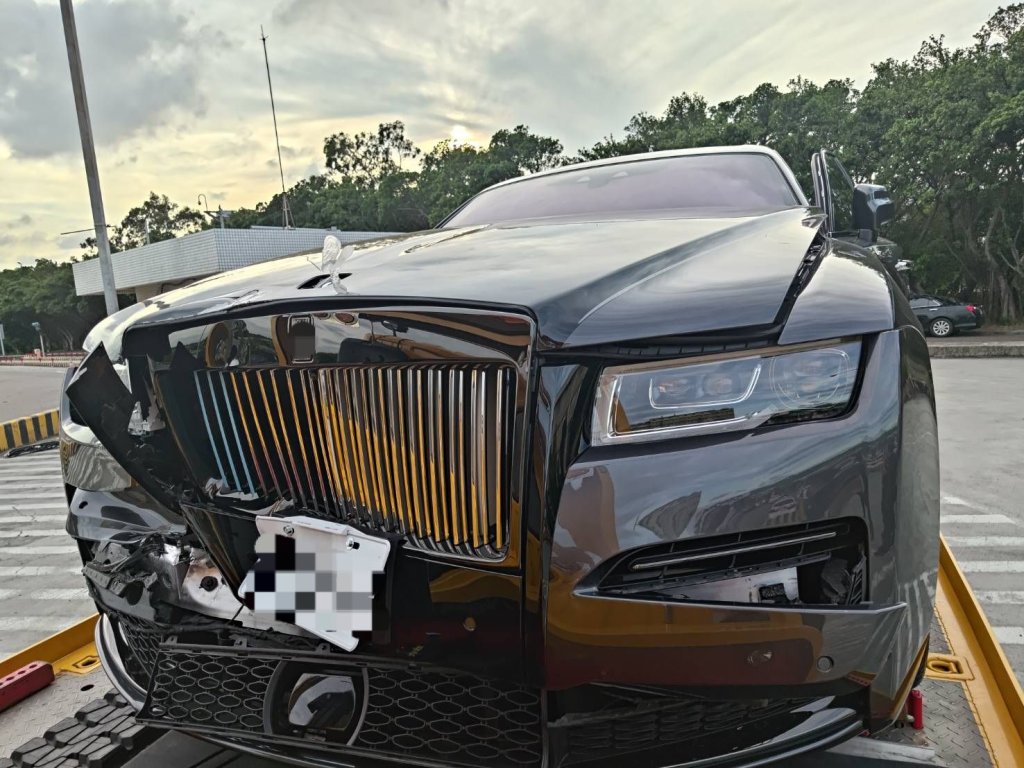 國道連環撞！勞斯萊斯「保險桿凹了」維修費驚人　網驚：維修費可以付頭期款了