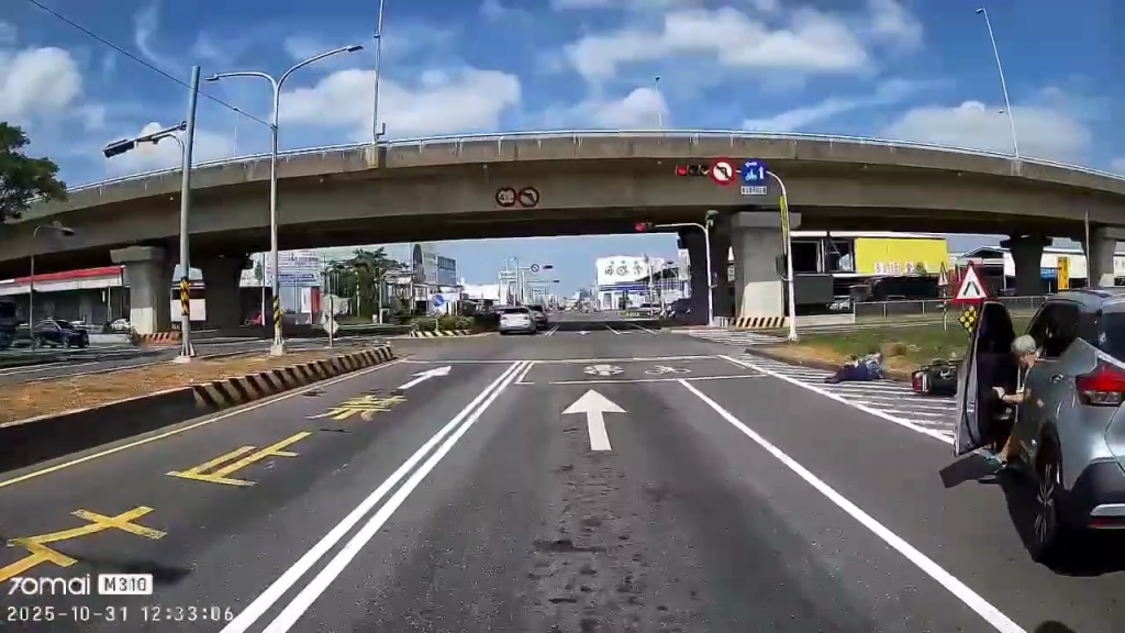 有片／台南白髮婦駕車鬼切！狠撞直行騎士...人倒地不起　網看傻：把馬路當自家
