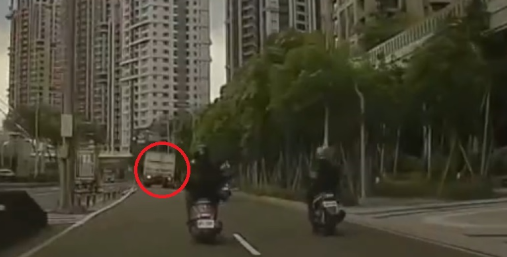 中和死亡車禍! 機車大貨車相撞32歲男騎士傷重不治