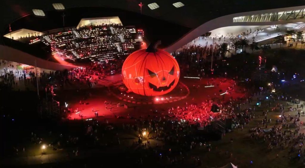 影/22公尺巨型南瓜超夯 衛武營湧人潮 警取締違停38件