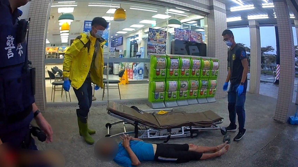 影/池上男雨中失溫倒地 超商前全身濕透發抖 警消救援撿回一命