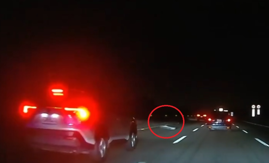 出事了!國道鋁梯從貨車掉落路面 害4車撞擊受損