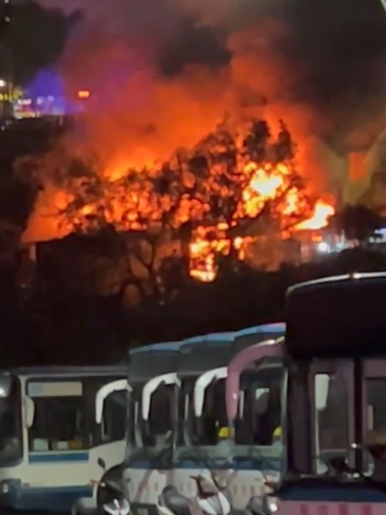 新店北宜路鐵皮火警！　火勢猛烈濃煙沖天延燒4戶