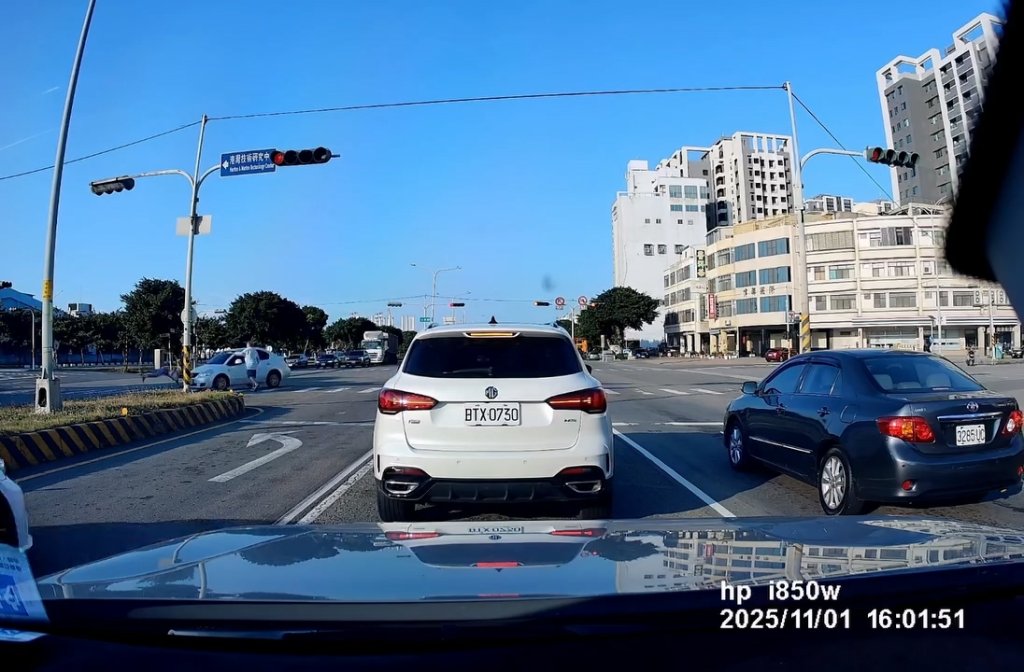 影／台中行人地獄！走斑馬線過馬路「遭左轉車撞飛」　正面朝下慘摔