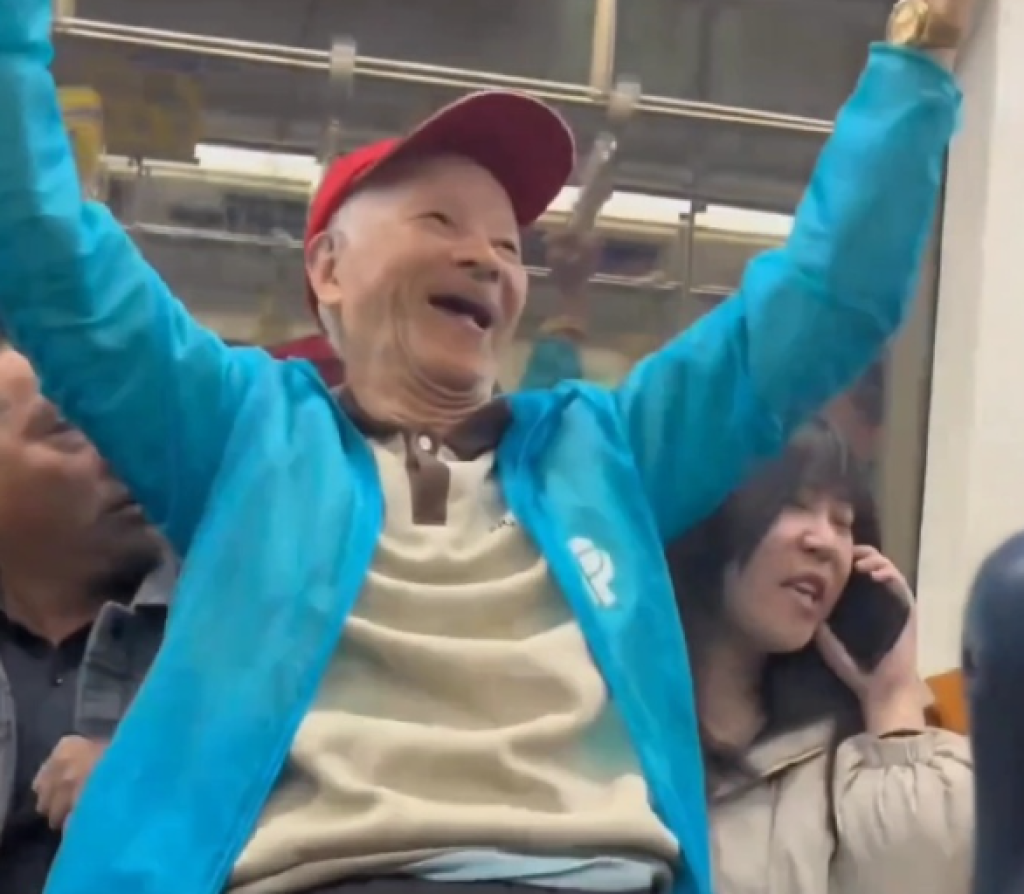 影／有人讓座偏不要！阿伯搭地鐵「坐年輕妹腿上」露猥褻笑容　女氣炸報警影片陸網瘋傳