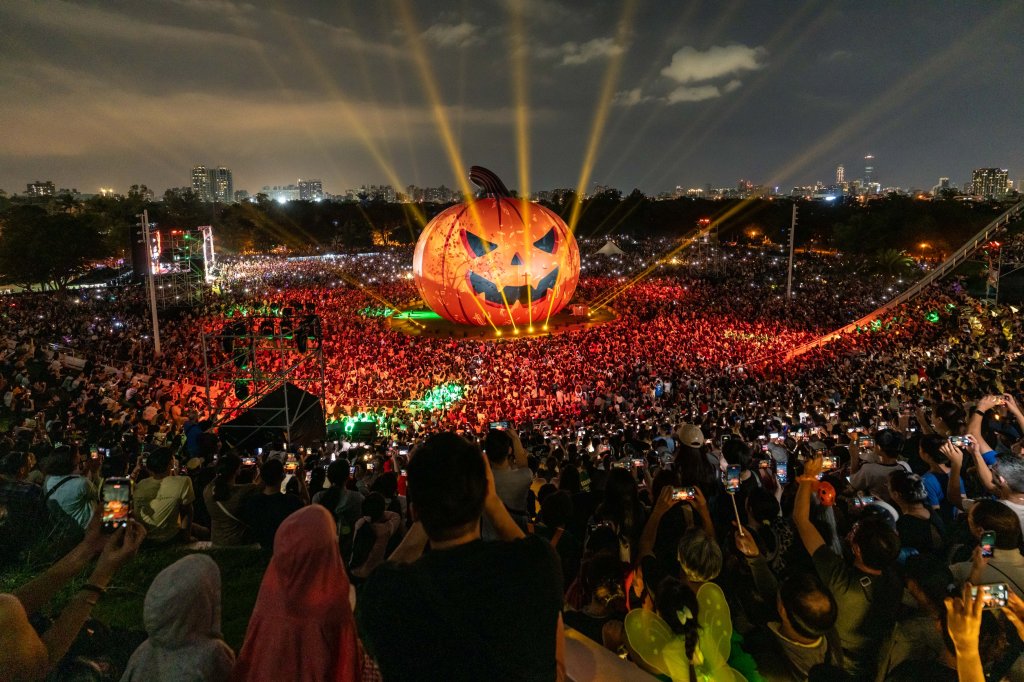 太狂！2025高雄萬聖節單日湧入30萬人次　晚間一度近7萬人齊聚衛武營