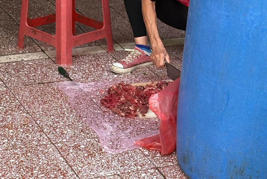 影／台南老泰羊肉在地上切肉！噴到地上還把肉撿起　業者：內部管理疏失